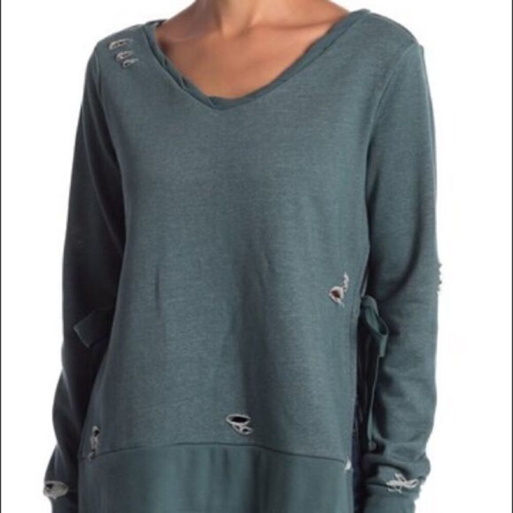 Romeo&Juliet Couture Distressed Knit Pullover